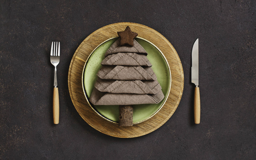 22 Awesome Christmas Place Setting & Dinnerware Ideas Using Everyday Dishes