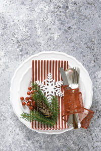 christmas decor ideas, plaid christmas, christmas place setting ideas, how to use everyday dinnerware for christmas