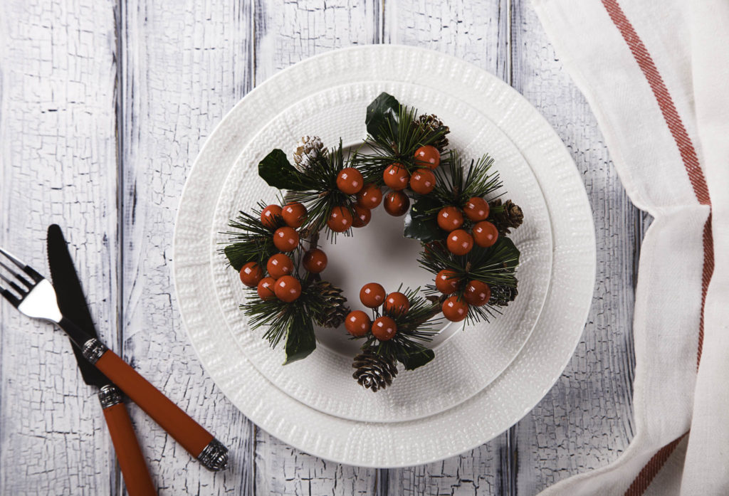 Christmas Decor Ideas, Plaid Christmas, Christmas Place Setting Ideas, How To Use Everyday Dinnerware For Christmas