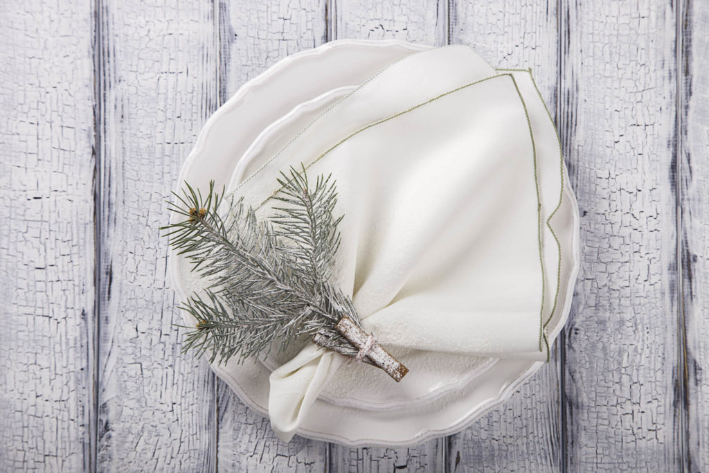 christmas decor ideas, plaid christmas, christmas place setting ideas, how to use everyday dinnerware for christmas