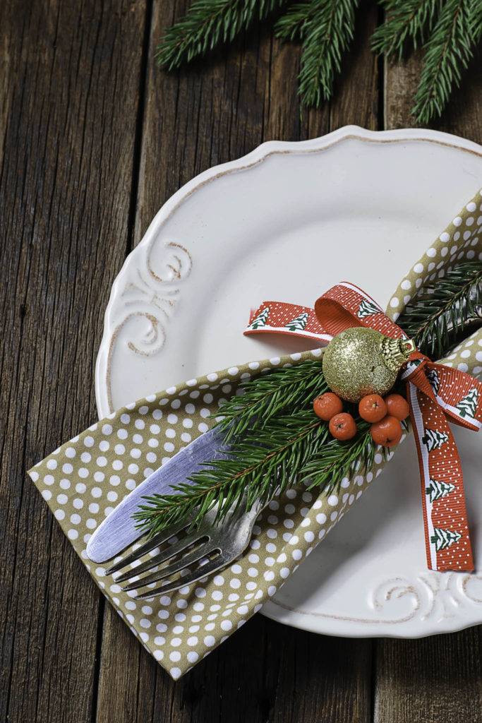 christmas decor ideas, plaid christmas, christmas place setting ideas, how to use everyday dinnerware for christmas