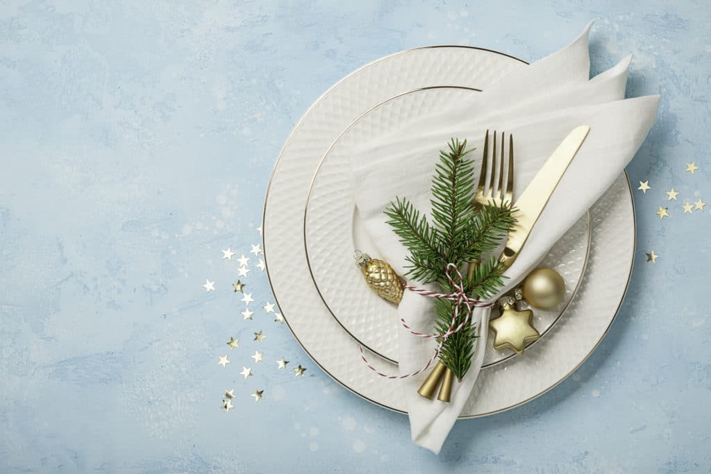 Christmas Decor Ideas, Plaid Christmas, Christmas Place Setting Ideas, How To Use Everyday Dinnerware For Christmas