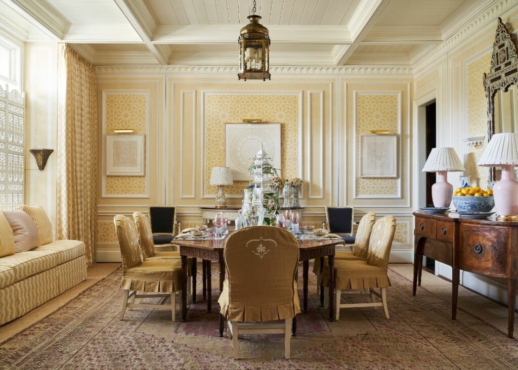 Dining Room Design Ideas, Kips Bay Decorator Showhouse, Kips Bay Designer Showhouse, Antique Rug Over Sisal Rugs, Yellow Dining Room Ideas, Antiques In Dining Room, Plaster Moulding, Plaster Molding Ideas, Dining Room Ideas 2020, Interior Designer Near Me, Dallas Interior Designers, Historic Home Ideas, Window Treatment Ideas, Luxury Interior Design Ideas, Cathy Kincaid Interiors, D'Kor Home, Coffered Ceiling Ideas,